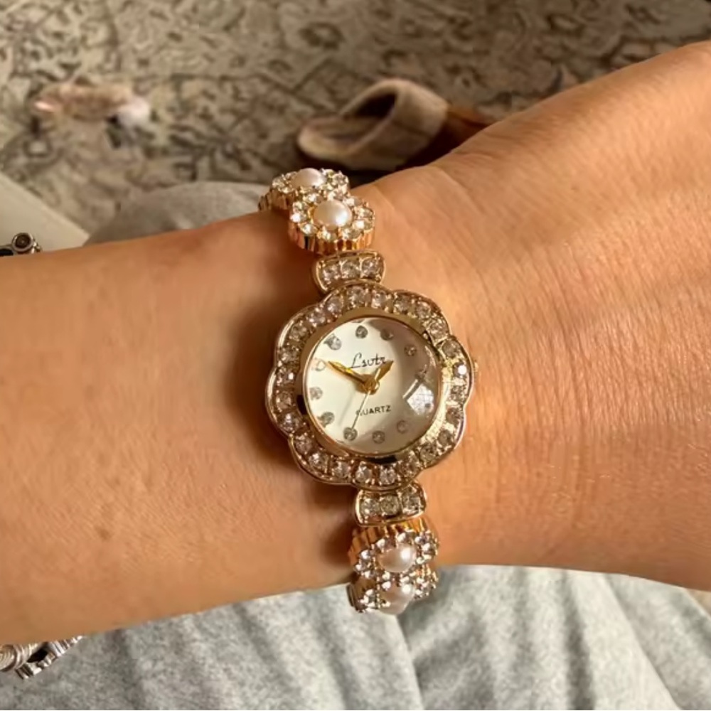 Vintage Floral Pearl & Rhinestone Gold Watch – Elegant Women’s Quartz